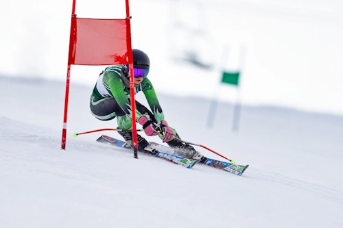 a skiracer going down a giant slalom